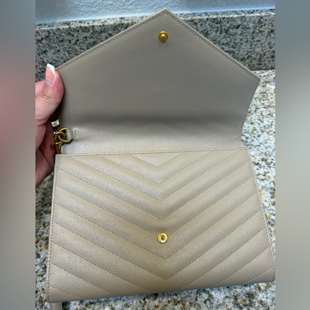 AUTHENTIC Saint Laurent Beige Chevron Quilted Wristlet with Gold YSL Logo - Picture 5 of 11